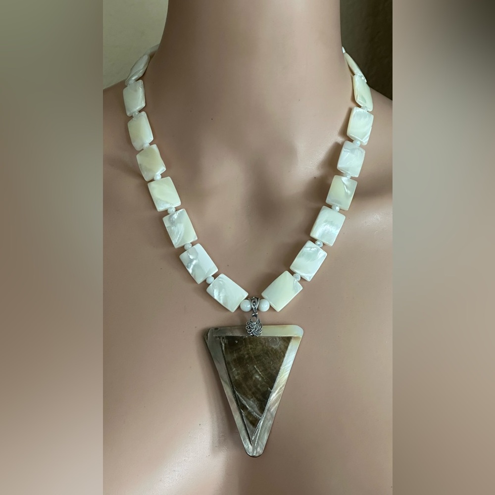 24 inch Mother of Pearl (MOP) bead Necklace NWOT - Picture 12 of 13